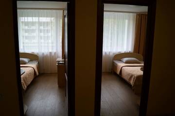 Фото номера Двухместный номер с 2 отдельными кроватями и балконом Отель Туристско-оздоровительный комплекс Пышки г. Гродно 4